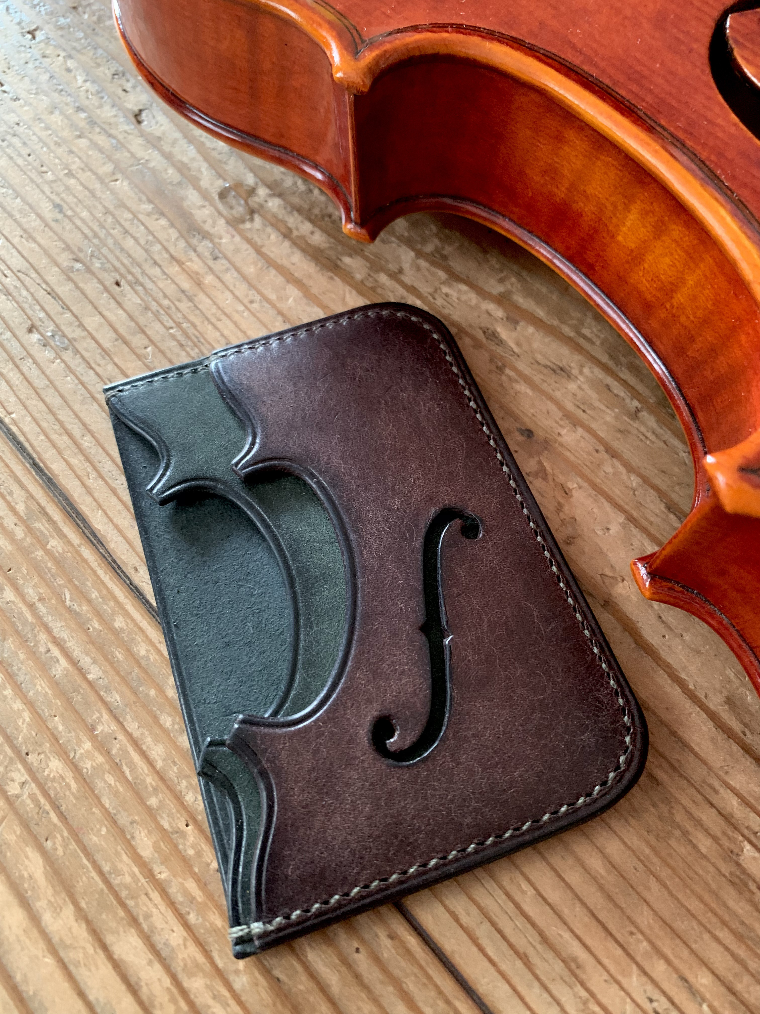 手縫いで創った革のパスケース 『Voxmontis - Topolino 596』