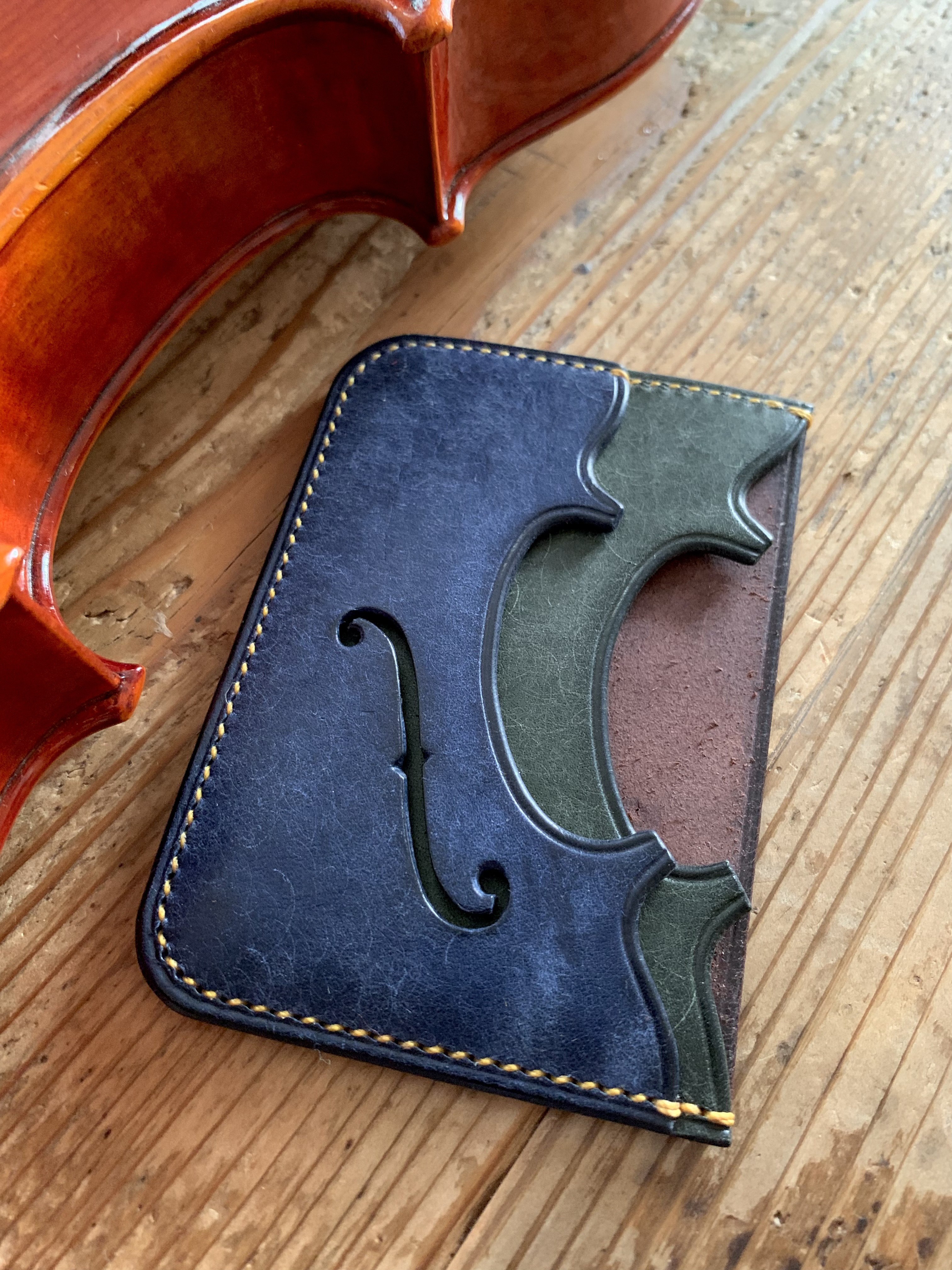 手縫いで創った革のパスケース 『Voxmaris - Topolino 597』