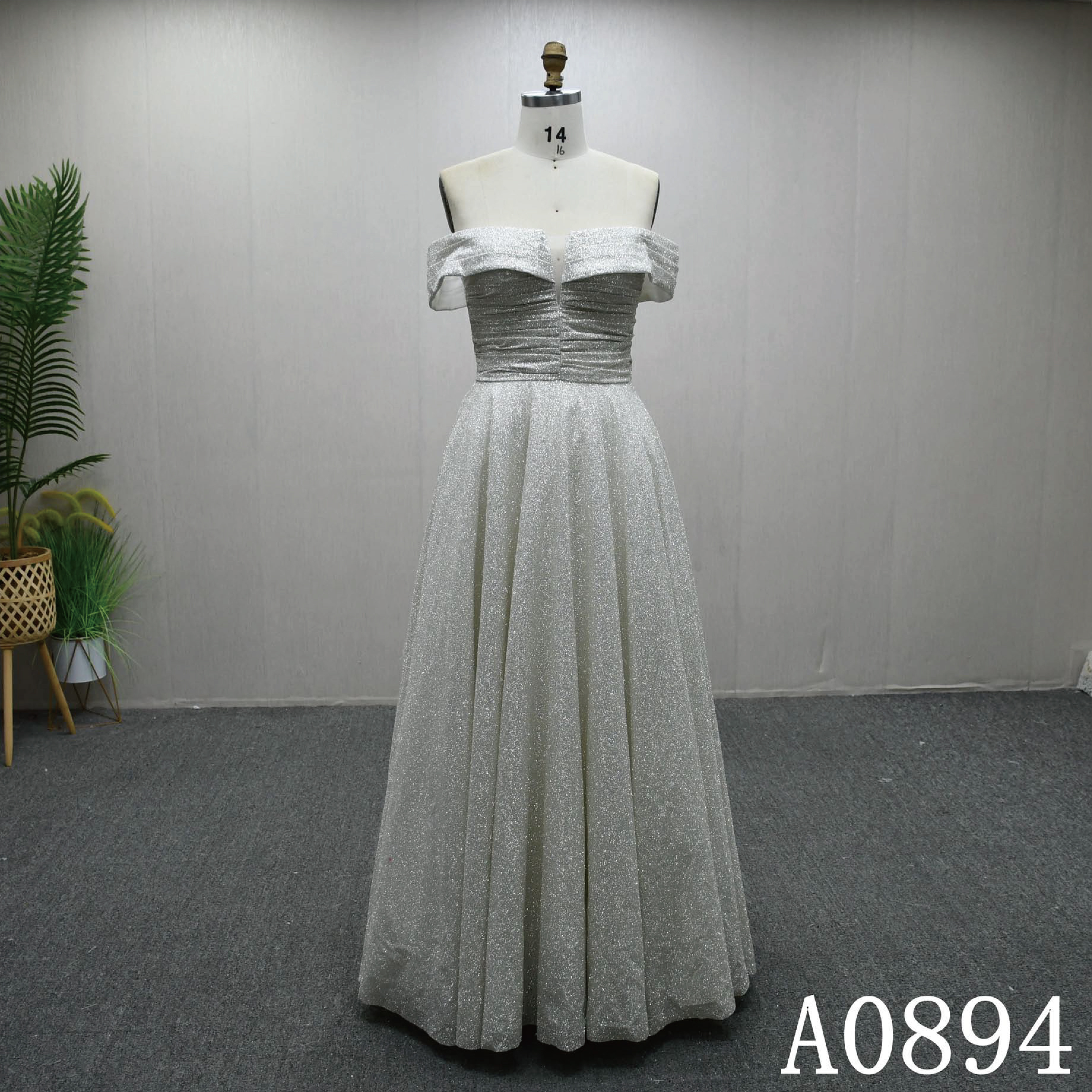 シルバー　ラメ入り　オフショルダー　二の腕を隠せる　きらきらスカート　フリル　ワンピース　2ways前撮りコンテスト成人