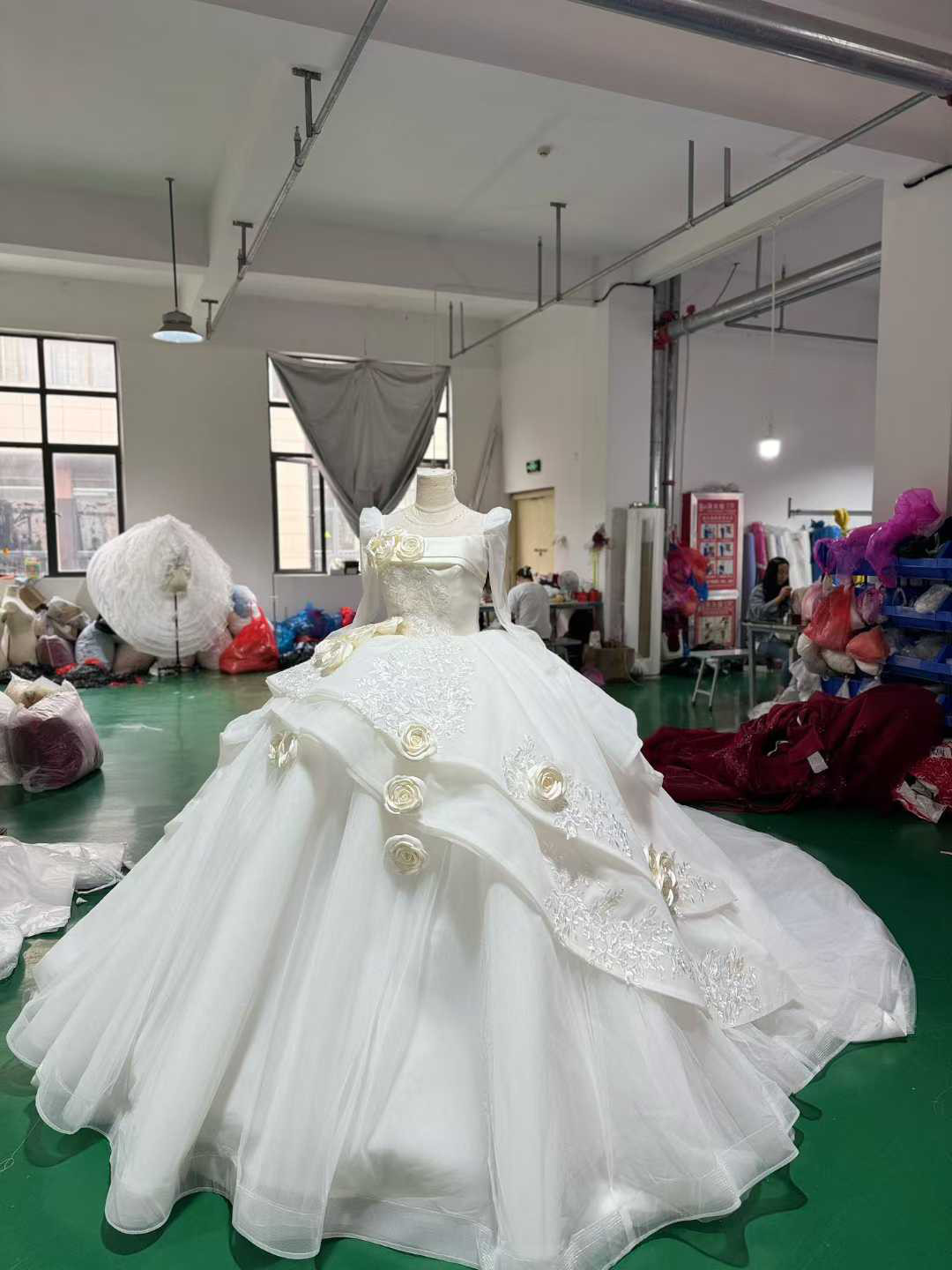 純粋な美しさ　スクエアネック　白　長袖ロング袖　お花飾りフラワー薔薇ローズ　アシメドレス　ラッフルスカート　トレーン刺繍