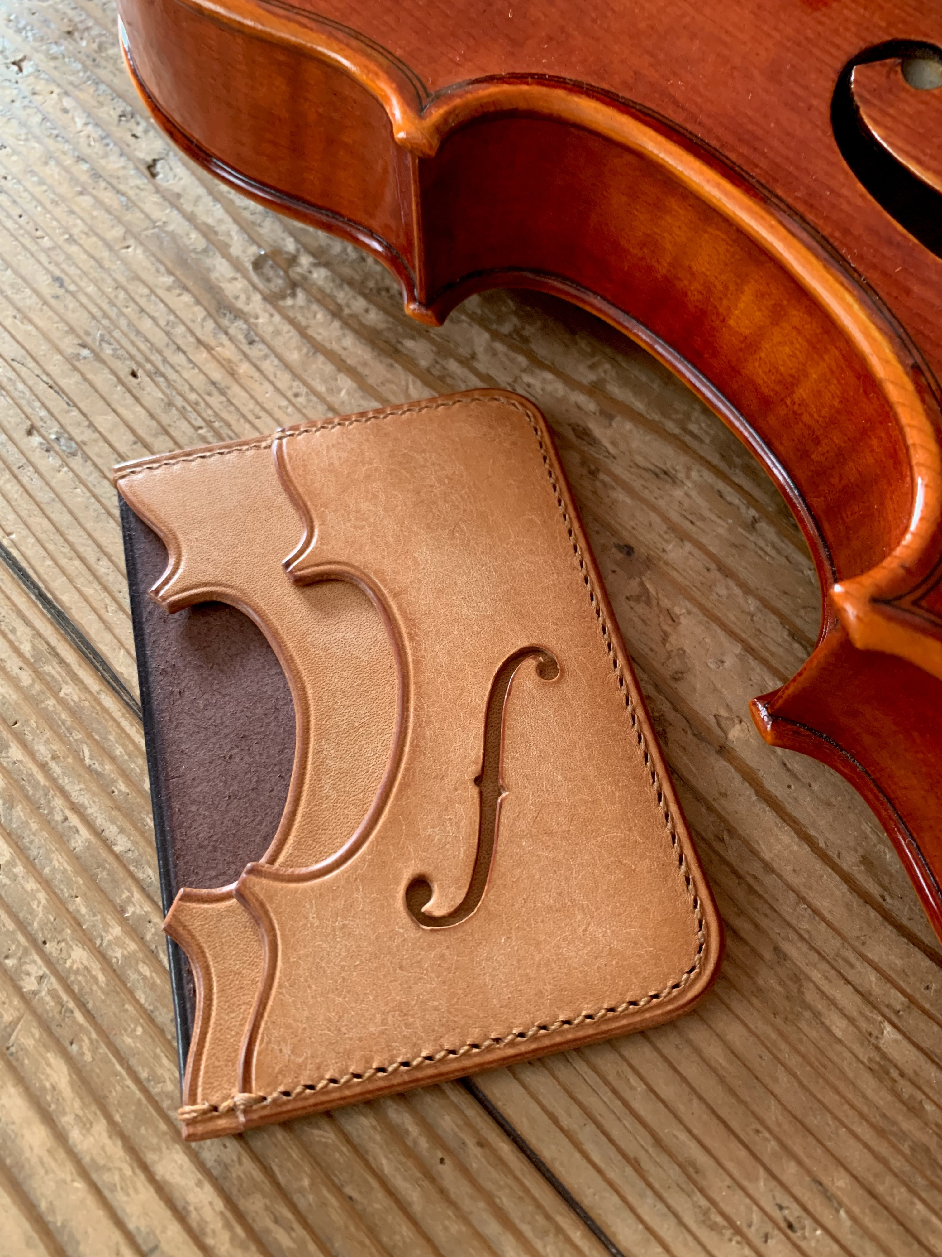 手縫いで創った革のパスケース 『Voxarboris - Topolino 598』