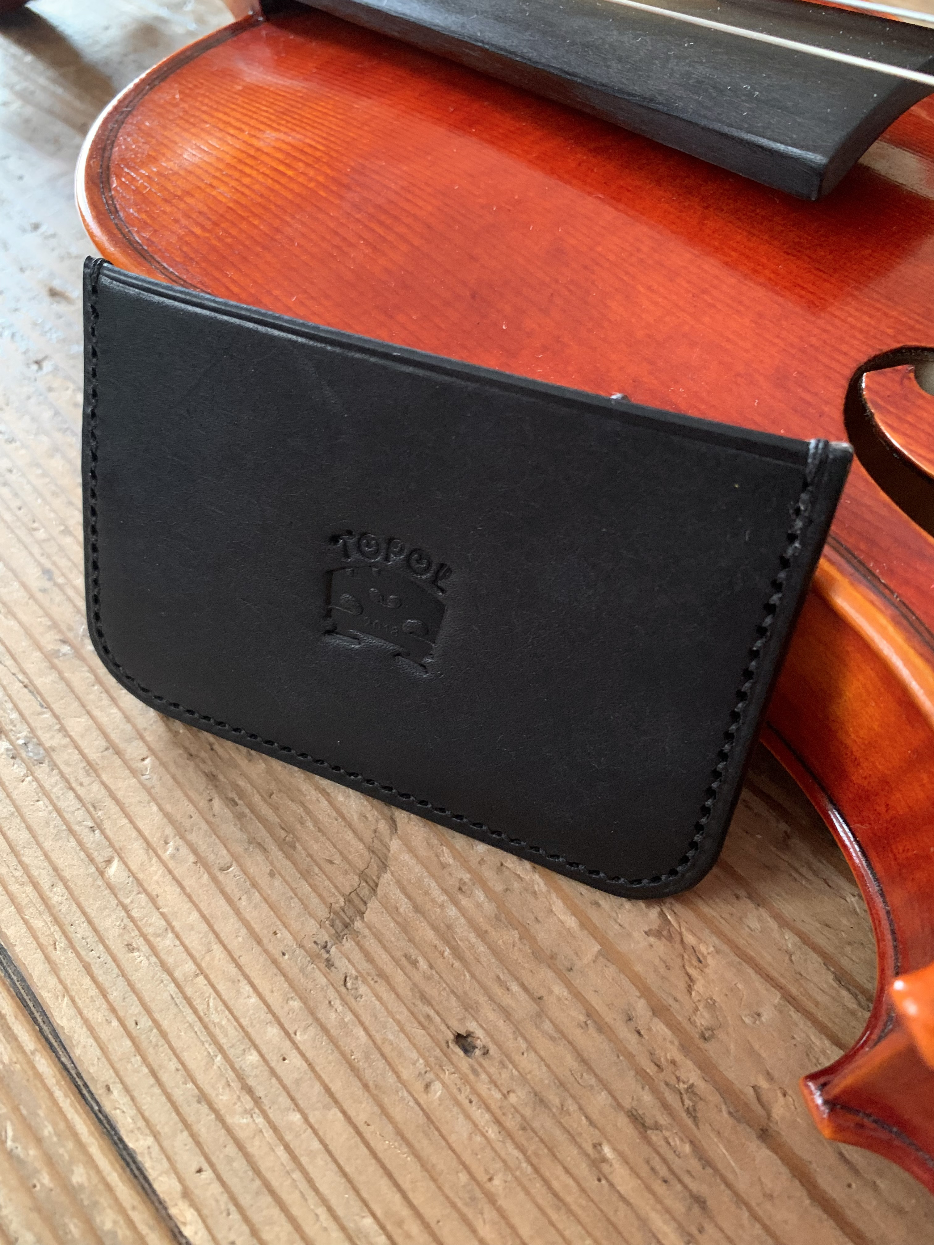 手縫いで創った革のパスケース 『Voxnoctis - Topolino 599』