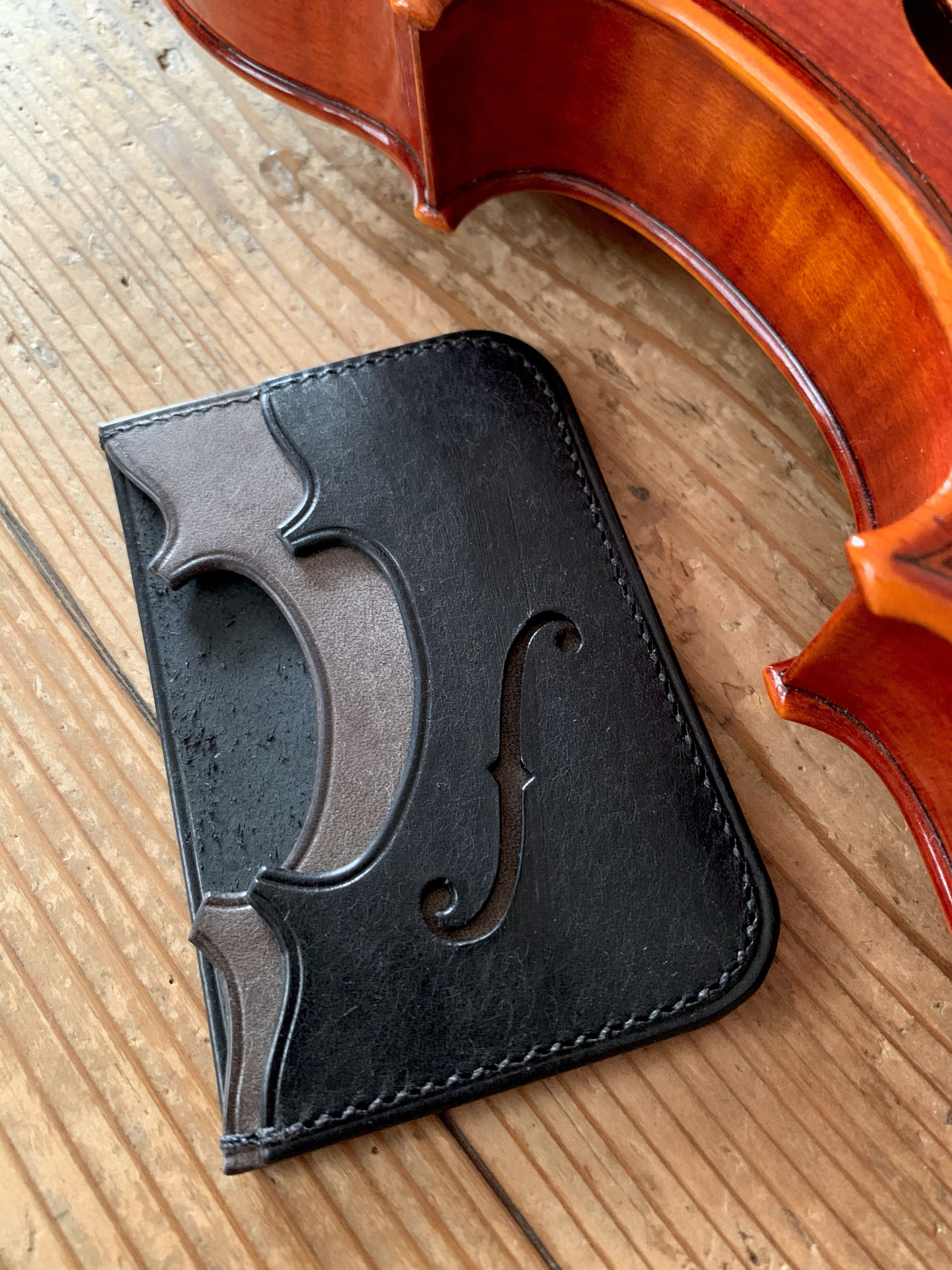 手縫いで創った革のパスケース 『Voxnoctis - Topolino 599』