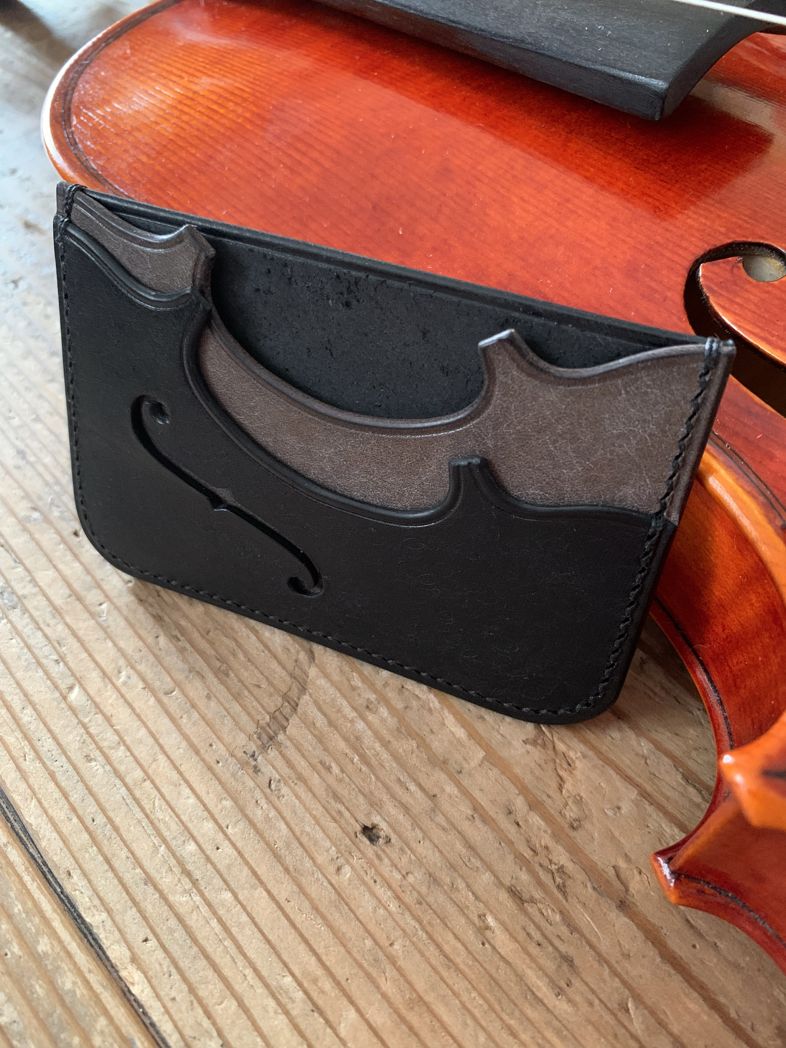 手縫いで創った革のパスケース 『Voxnoctis - Topolino 599』