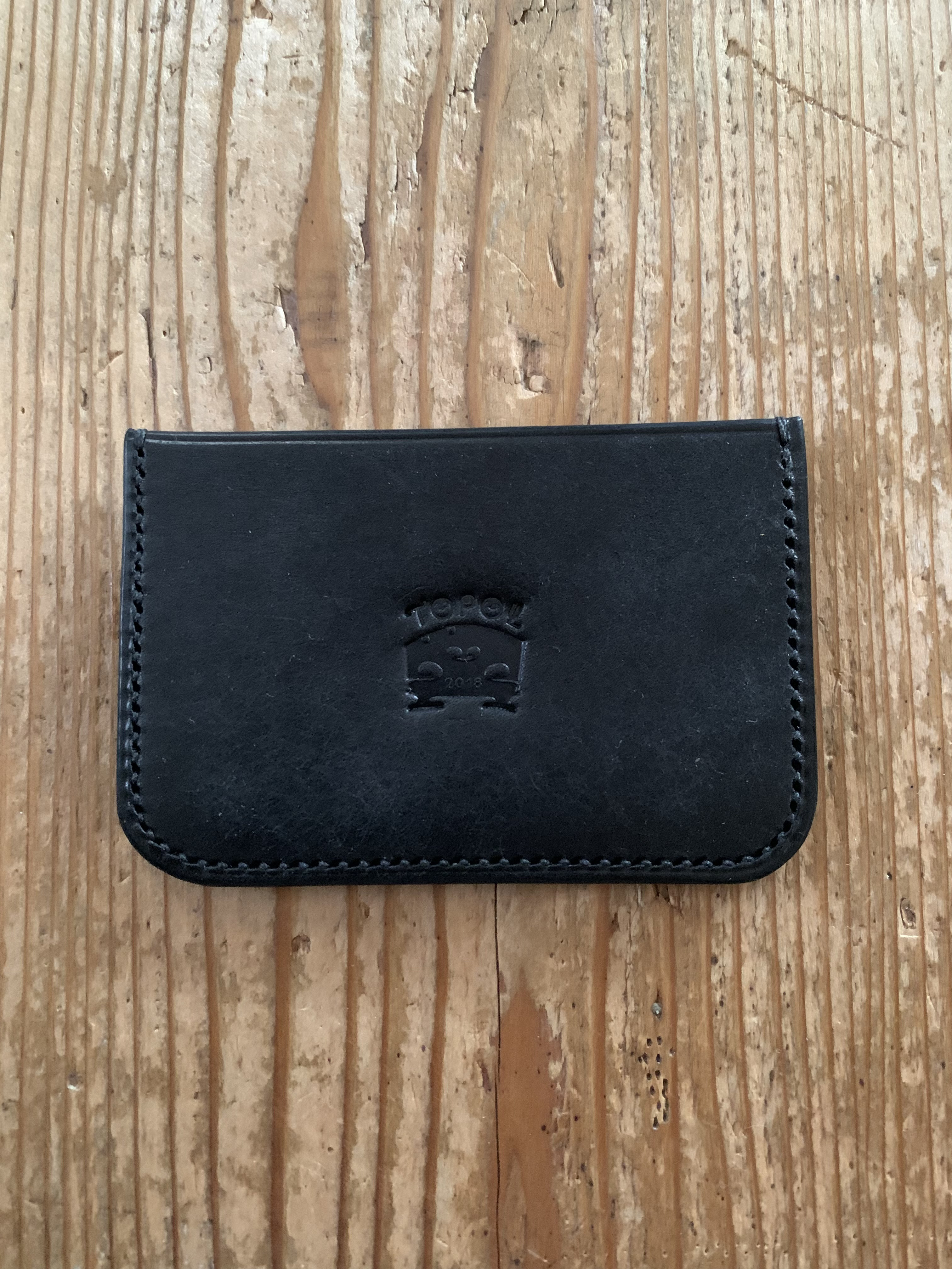 手縫いで創った革のパスケース 『Voxnoctis - Topolino 599』