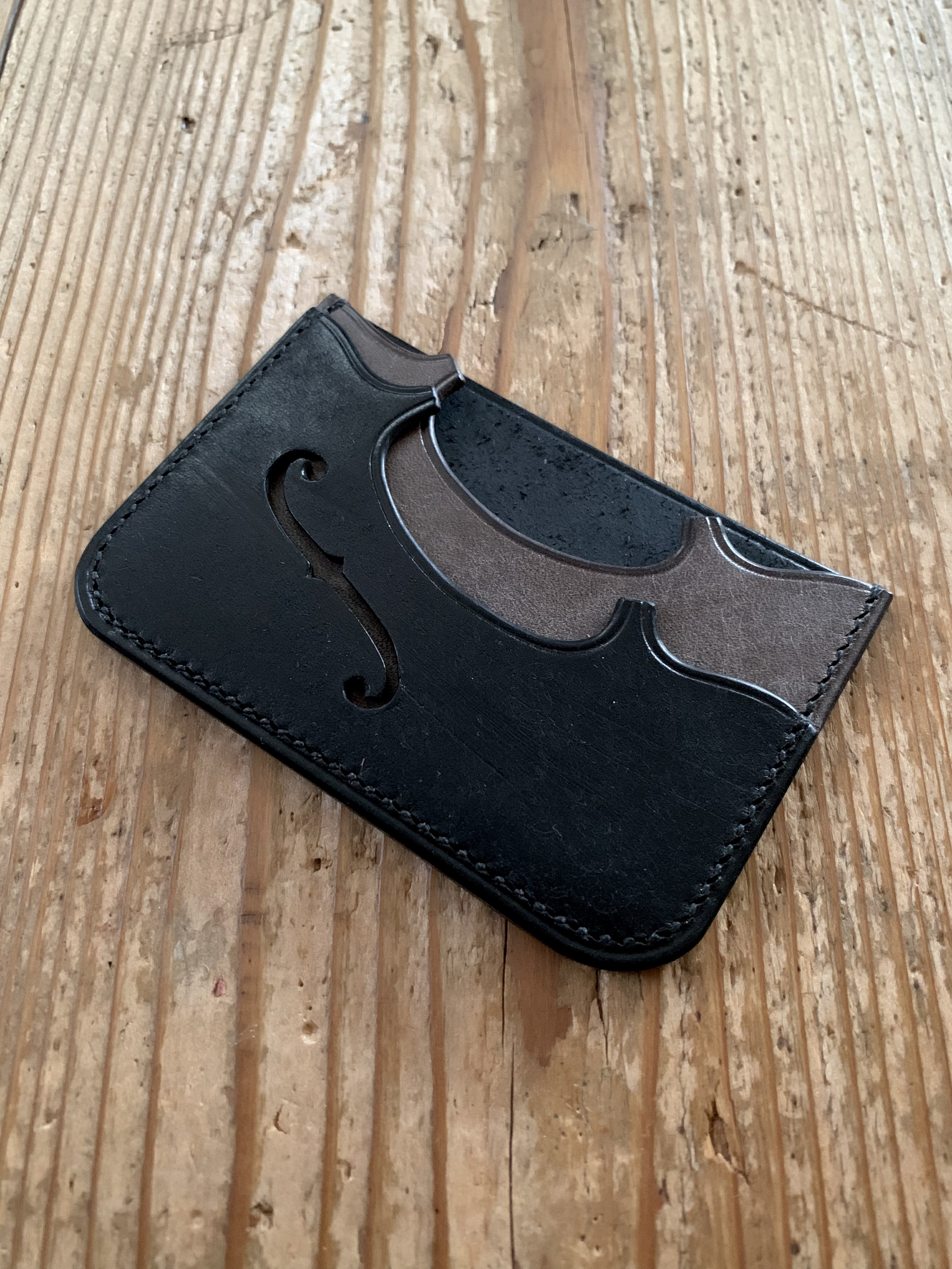 手縫いで創った革のパスケース 『Voxnoctis - Topolino 599』