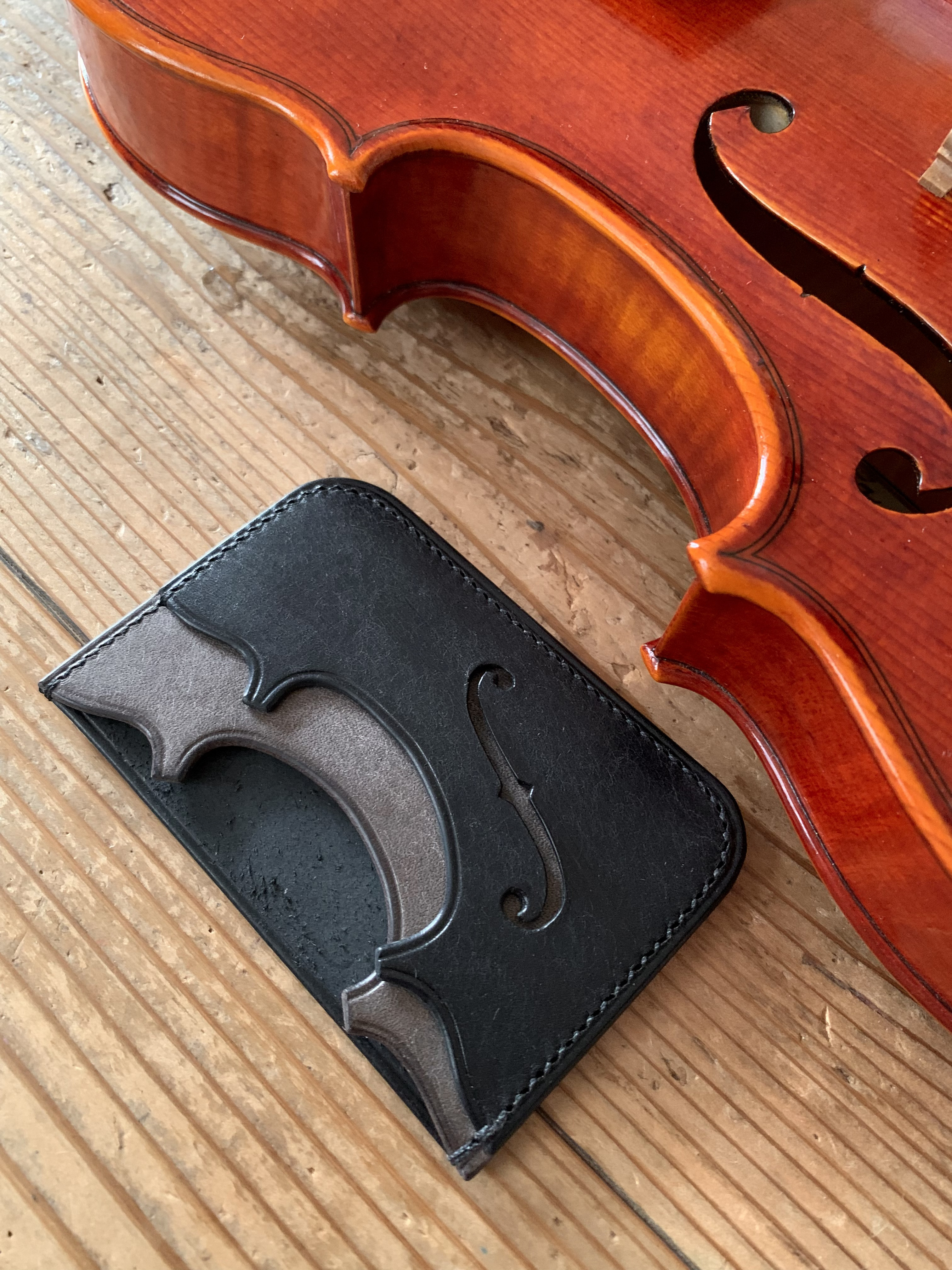 手縫いで創った革のパスケース 『Voxnoctis - Topolino 599』