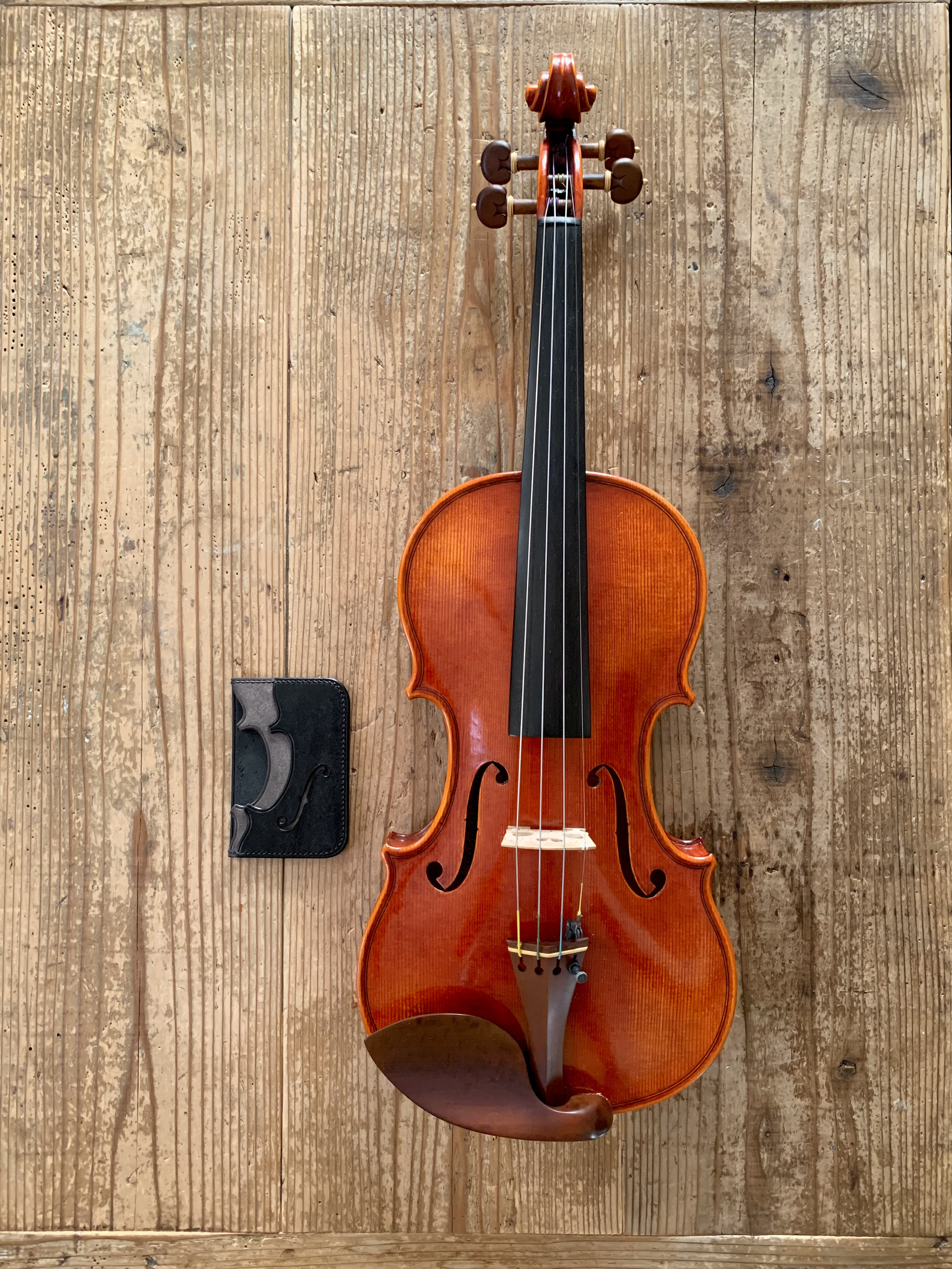 手縫いで創った革のパスケース 『Voxnoctis - Topolino 599』