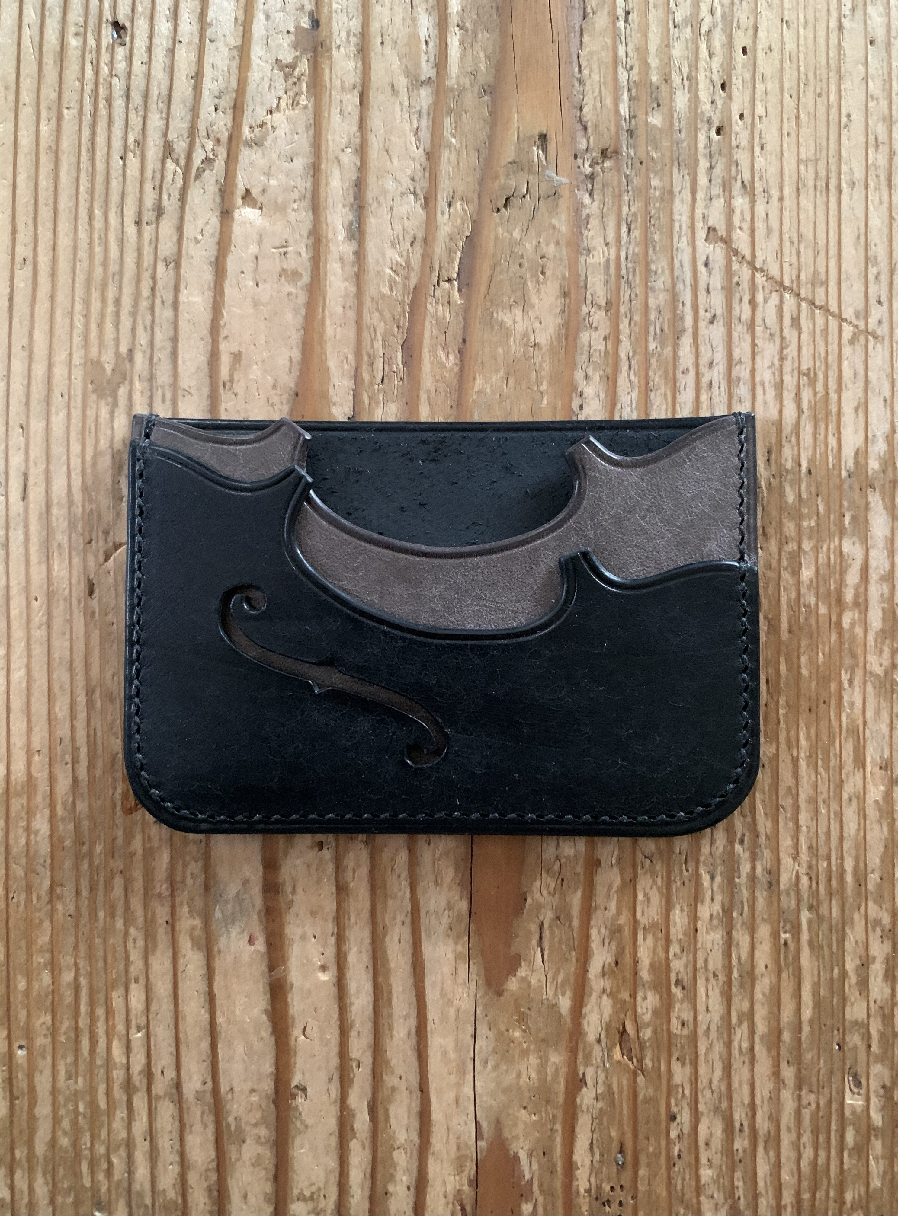 手縫いで創った革のパスケース 『Voxnoctis - Topolino 599』