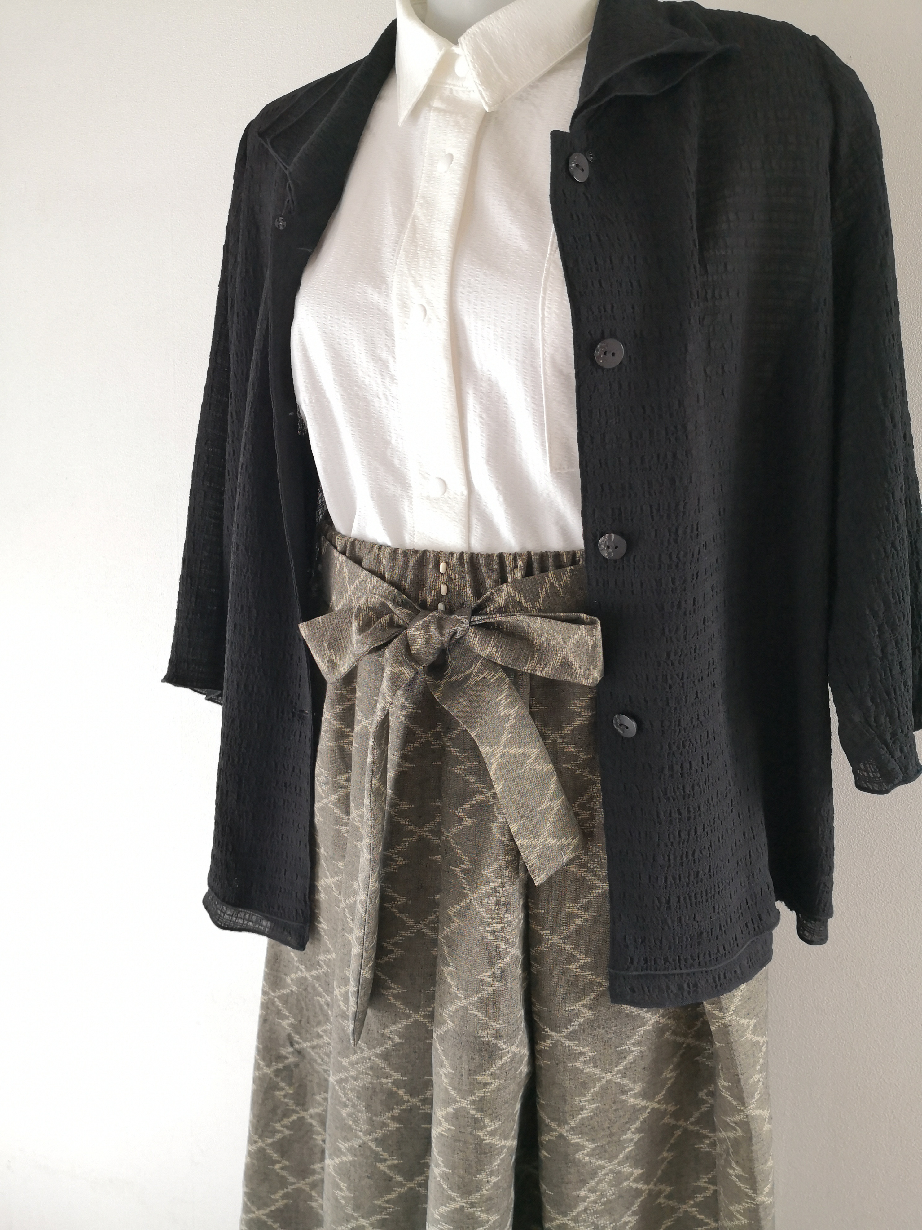 タックギャザー紬（濃黄緑色松波菱文）