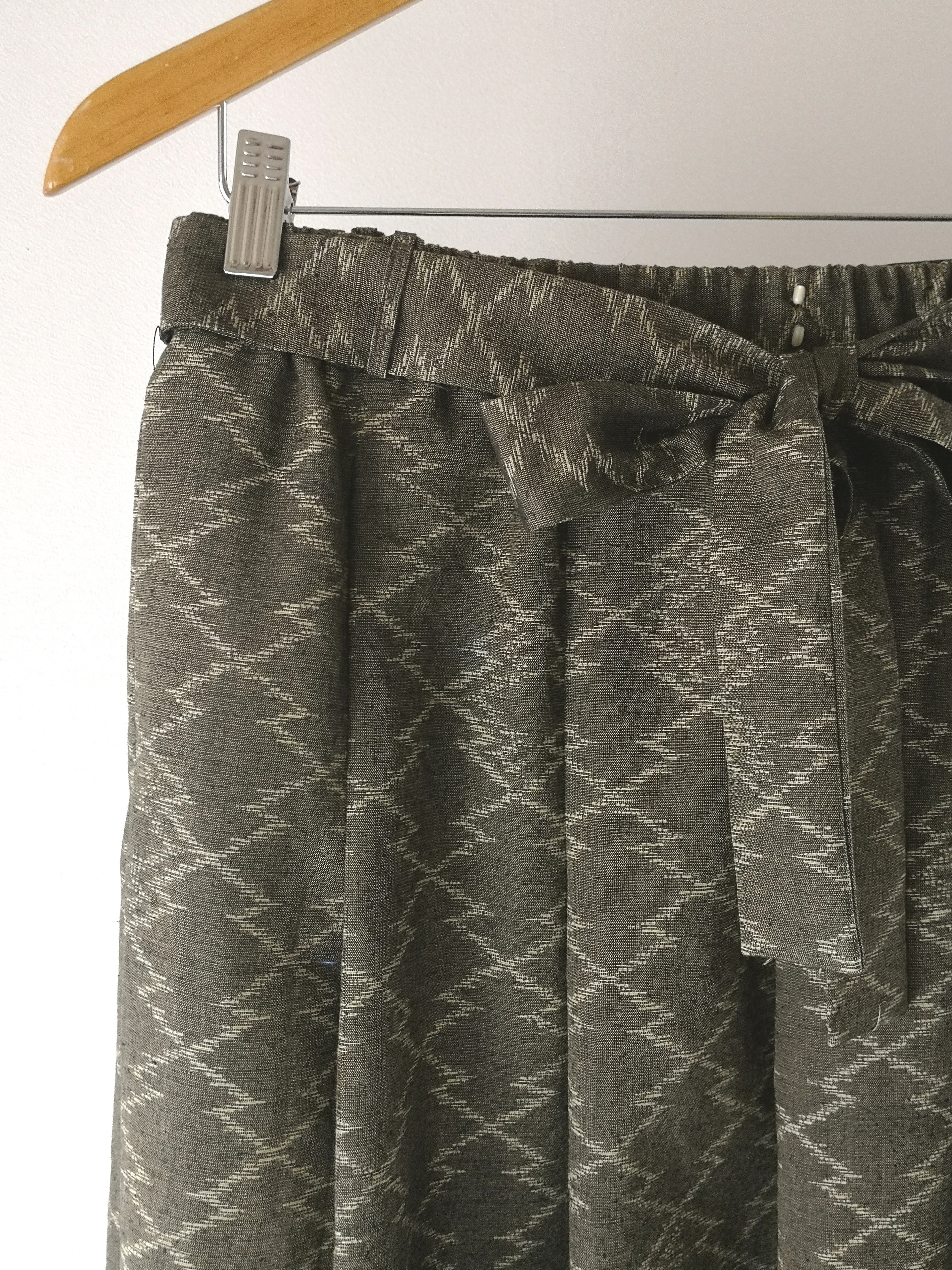 タックギャザー紬（濃黄緑色松波菱文）