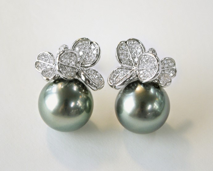 【Lumina】11～12mm天然プラチナグレータヒチ黒蝶真珠スタッドピアス、18Kゴールド、ダイヤモンド付き。エレガントで洗練