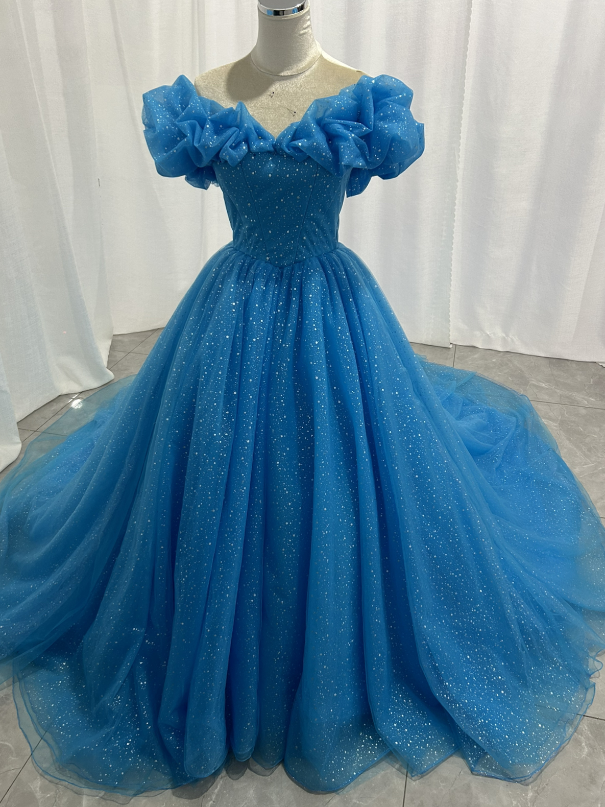 送料無料！カラードレス オフショルダー  爽やかで優しいブルー キラキラグリッターチュール 編み上げ   花嫁 結婚式