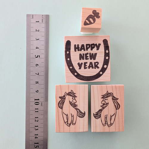 午年年賀状スタンプセット HAPPY NEW YEAR 馬蹄·左右ウマ·にんじん｜午
