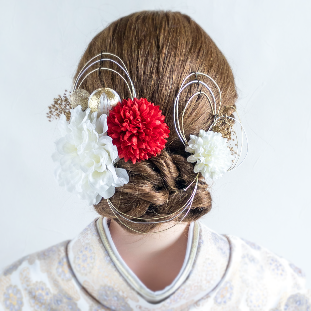 ダリアとマムの髪飾り 成人式 卒業式 結婚式に　髪かざり 造花 和装 和風 かすみ草 アーティフィシャルフラワー 白 花