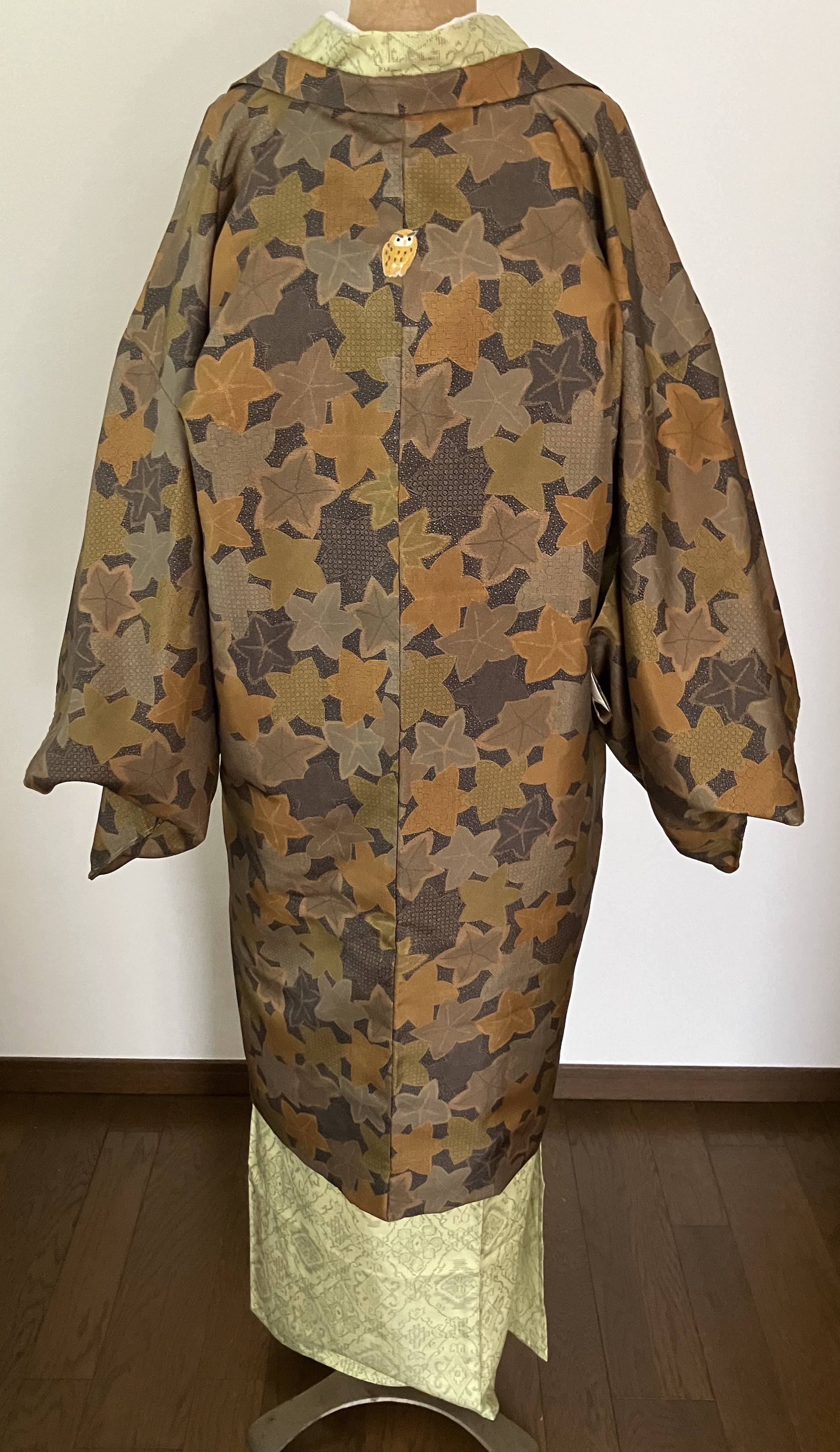 正絹　袷長羽織　ダークブラウンのきりばめ紅葉にフクロウ刺繍（ワッペン）紋