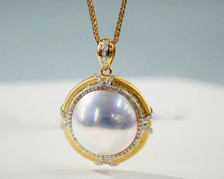 【Lumina】13～14mmの超希少な日本産オーロラホワイトホースシェルパールペンダント、18金ゴールドとダイヤモンドネックレ