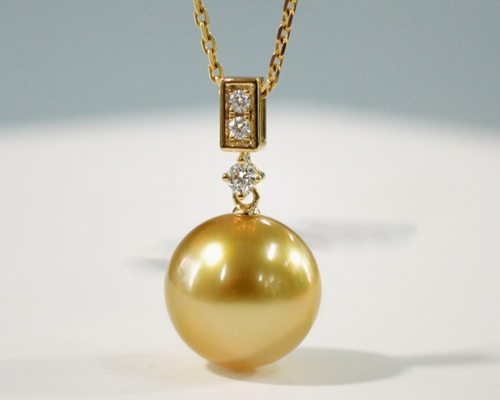 【ルミナ】11～12mm天然ゴールデン南洋真珠ペンダント、18Kゴールド＆ダイヤモンドネックレス。エレガントでラグジュアリーなデ