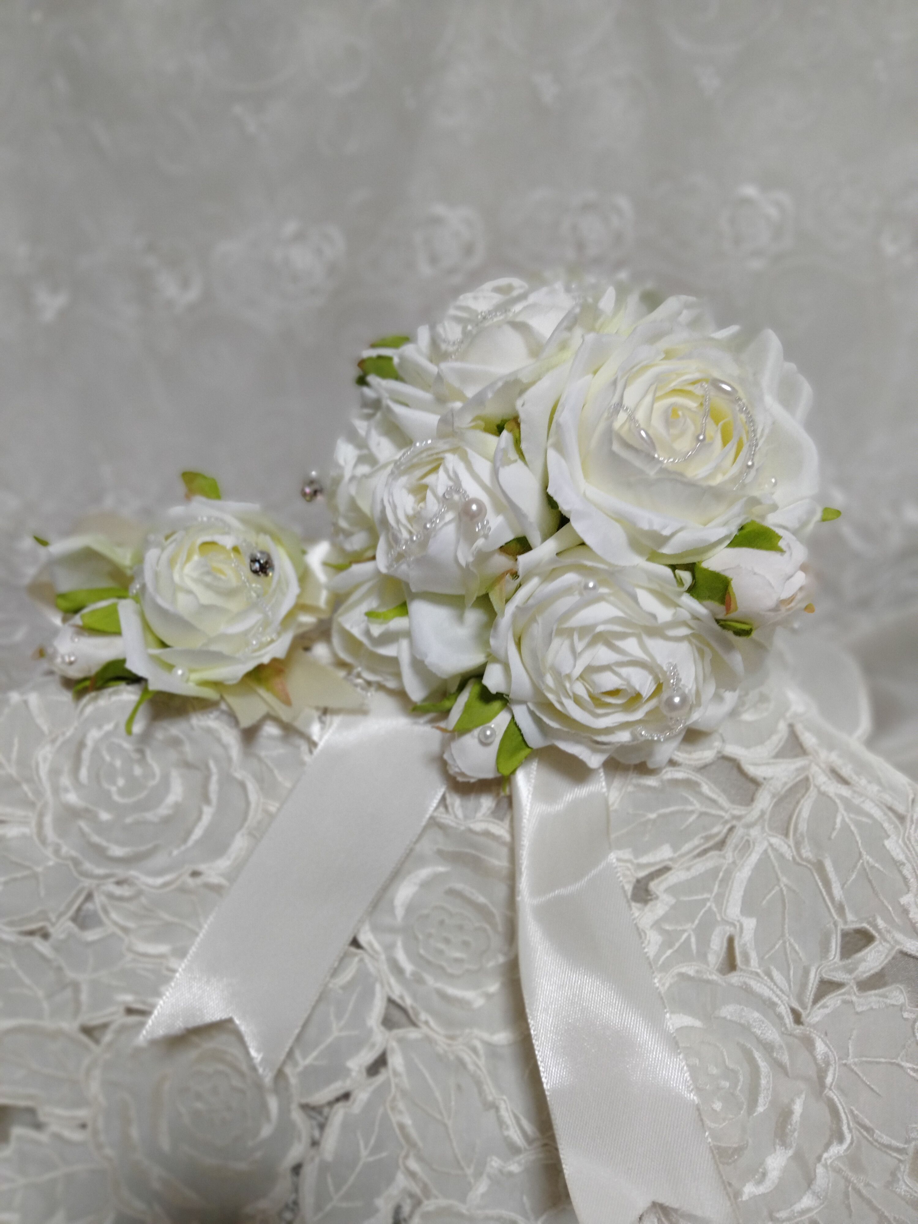 キラキラ大好き！ウェディングブーケ！オフ白の薔薇と蕾