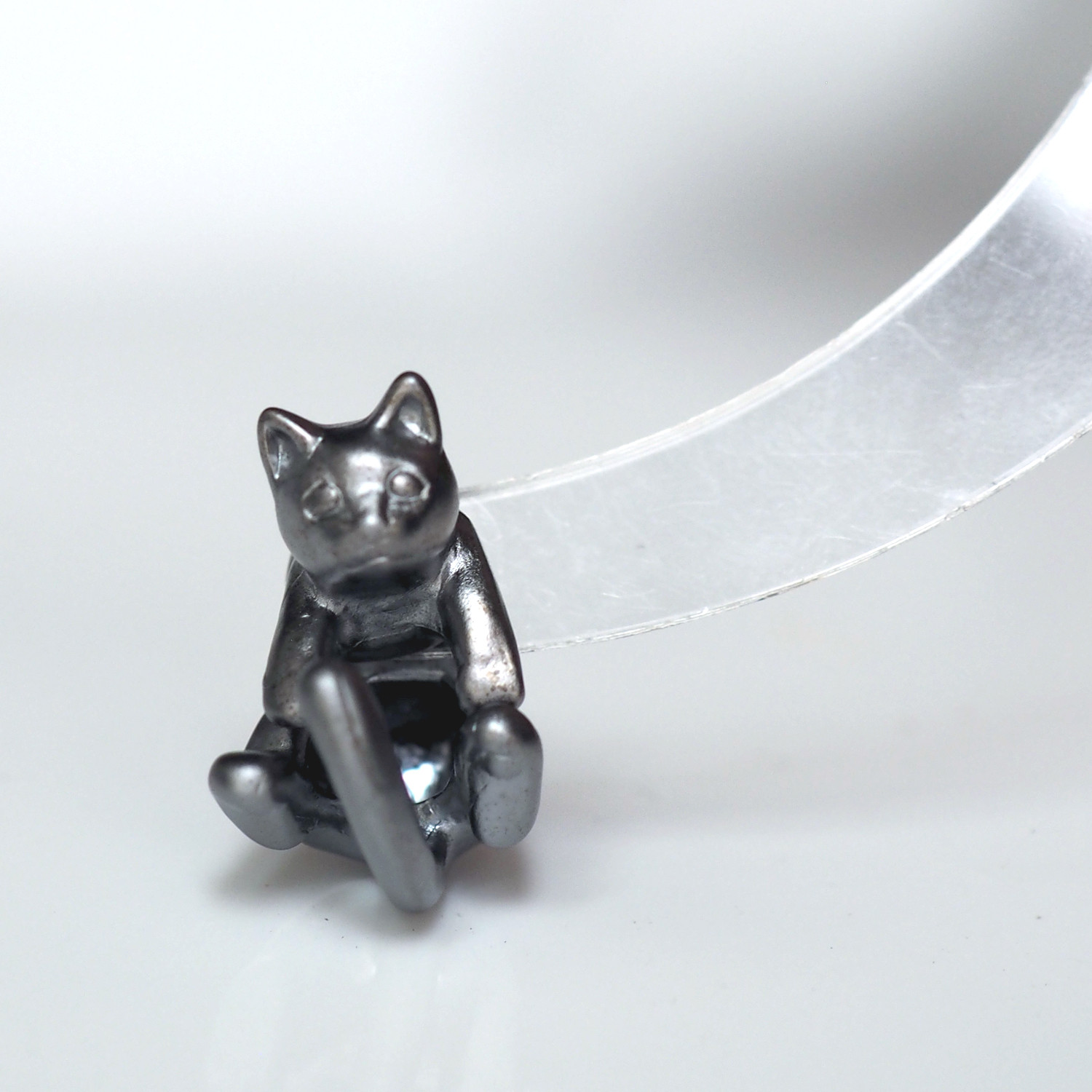 しっぽくるんの黒猫ピアス　ラテュ（ブラック） 片耳