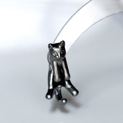 脱力黒猫ピアス　グリ（ブラック）片耳 1枚目の画像