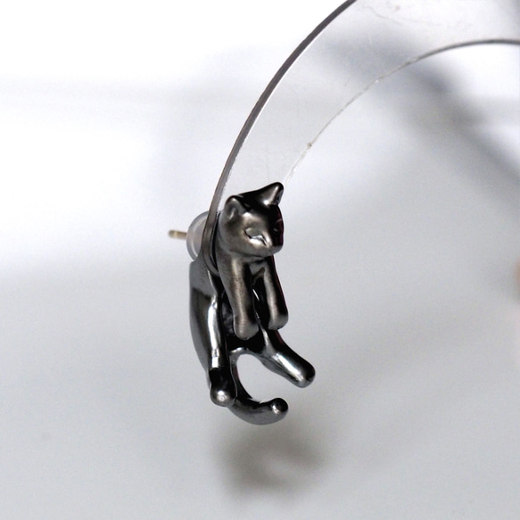 脱力黒猫ピアス　グリ（ブラック）片耳 3枚目の画像