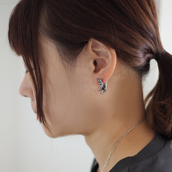 脱力黒猫ピアス　グリ（ブラック）片耳 2枚目の画像