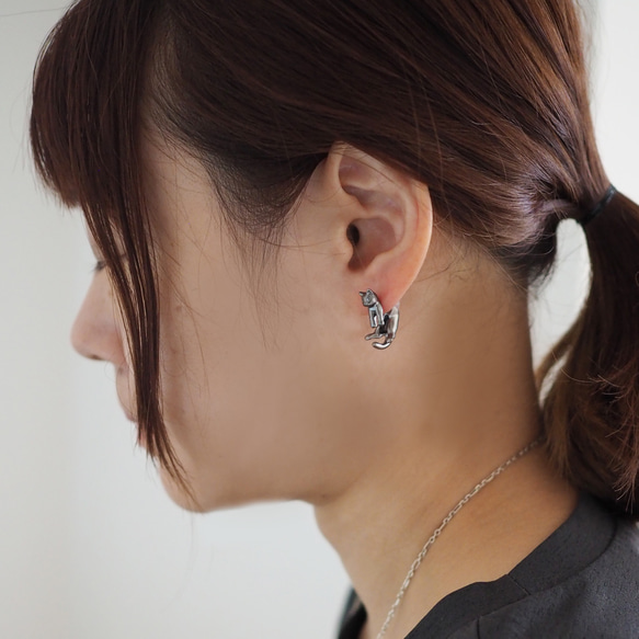 脱力黒猫ピアス　グリ（ブラック）片耳 2枚目の画像