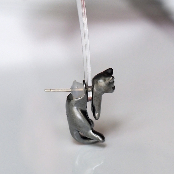 脱力黒猫ピアス　グリ（ブラック）片耳 5枚目の画像