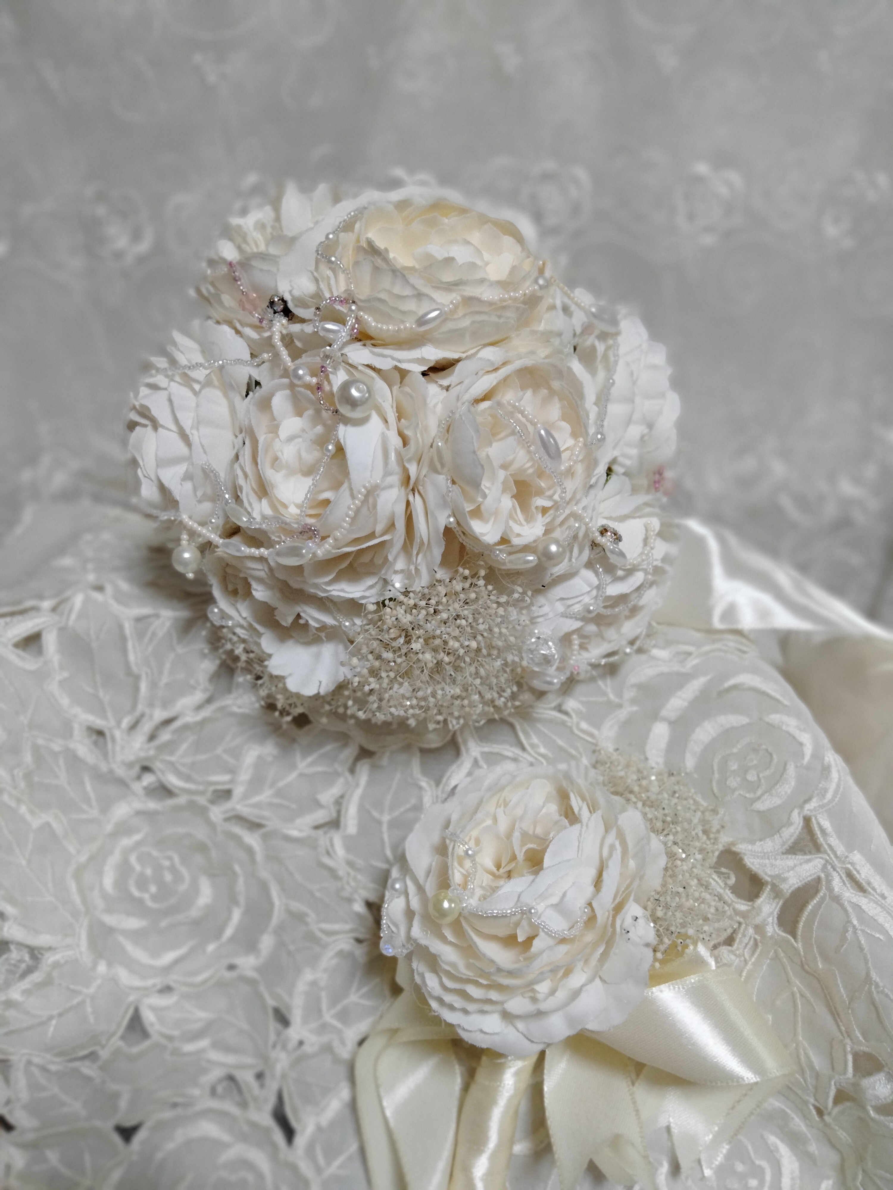 キラキラ大好き！ウェディングブーケ！八重のオフ白の薔薇