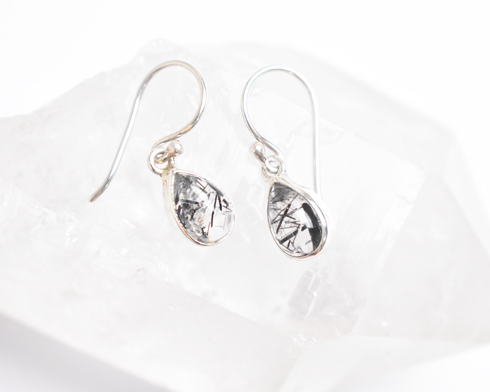 ブラックルチルクォーツ（黒針水晶）のシルバーピアス　シルバー925　天然石　一点もの