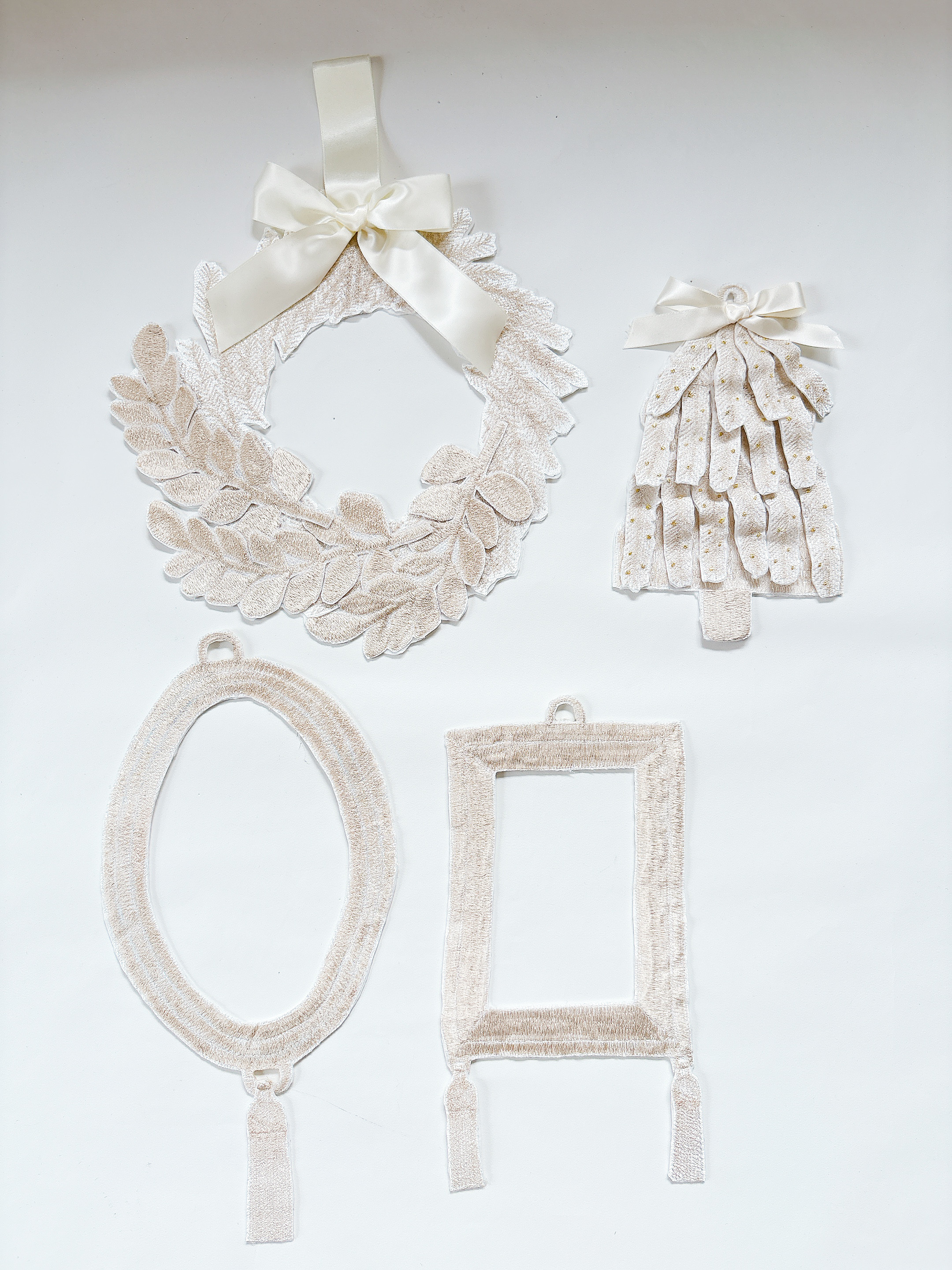 【省スペースクリスマス2025】白の世界・刺繍リース　クリスマス　【送料無料】