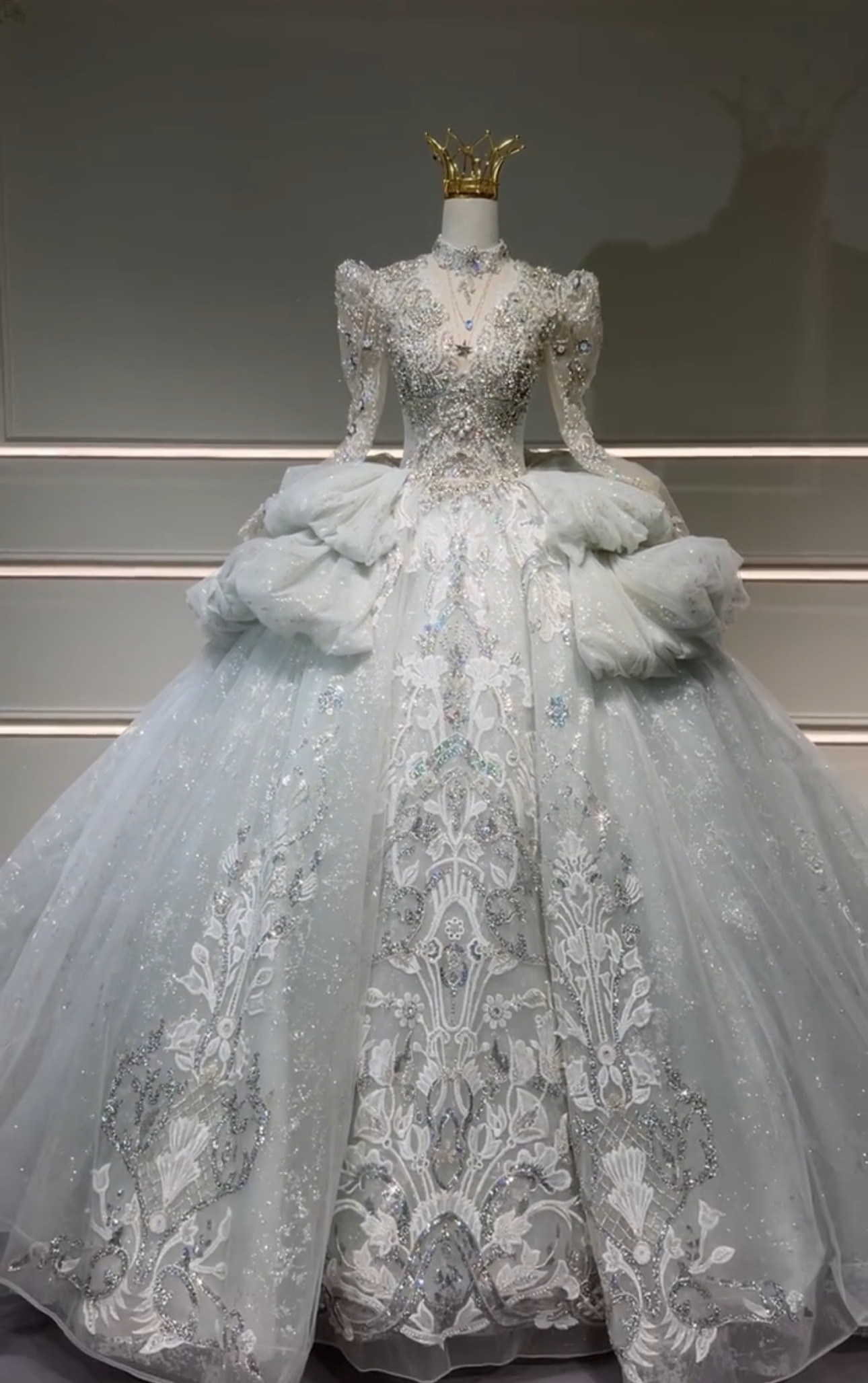 高品質背中見せ　編みあげ　サイズオーダーロング袖トレーン　ボリューム感　フレアスカート　長袖　vネック　ストーンビジュー 50,988円