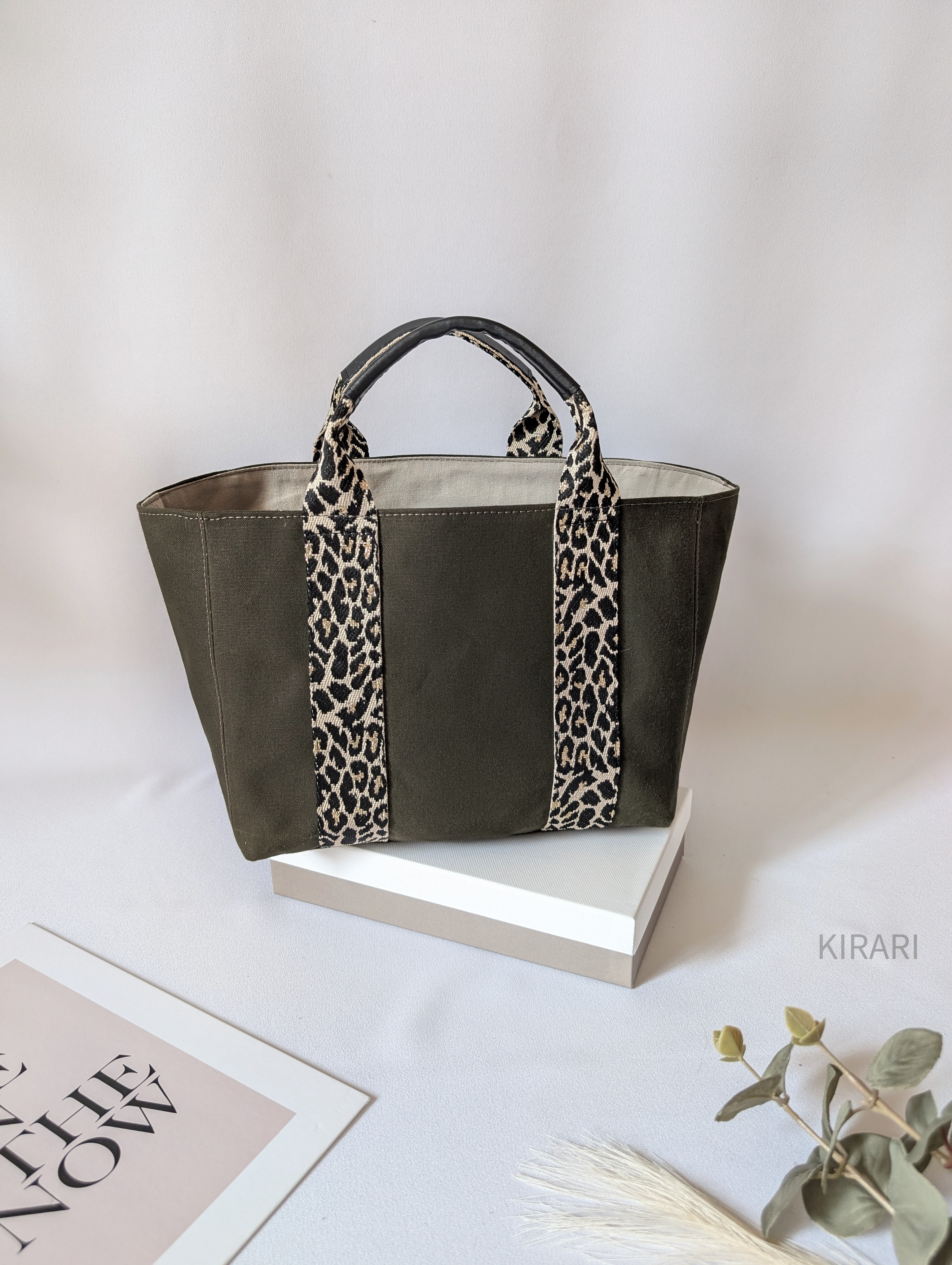 大人カーキ防水帆布トート｜煌めくラメ入りレオパード×黒革アクセントでさりげなく華やぐ自立バッグ 通勤・お弁当もOK