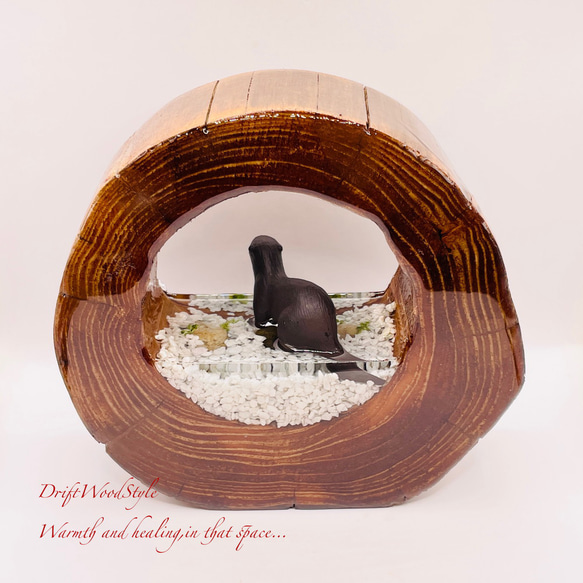 一つ限りの流木アート 川辺のコツメカワウソ ジオラマ 流木 フィギュア 置物 インテリア レジン カワウソ N12 6枚目の画像