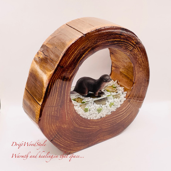 一つ限りの流木アート 川辺のコツメカワウソ ジオラマ 流木 フィギュア 置物 インテリア レジン カワウソ N12 3枚目の画像