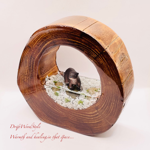 一つ限りの流木アート 川辺のコツメカワウソ ジオラマ 流木 フィギュア 置物 インテリア レジン カワウソ N12 4枚目の画像