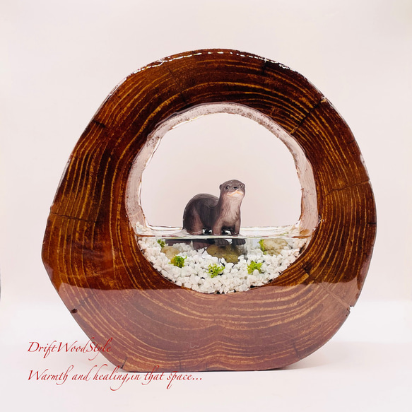 一つ限りの流木アート 川辺のコツメカワウソ ジオラマ 流木 フィギュア 置物 インテリア レジン カワウソ N12 1枚目の画像