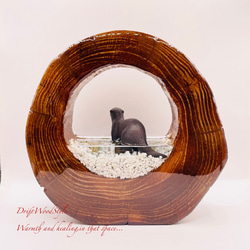 一つ限りの流木アート 川辺のコツメカワウソ ジオラマ 流木 フィギュア 置物 インテリア レジン カワウソ N12 5枚目の画像