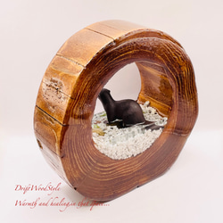 一つ限りの流木アート 川辺のコツメカワウソ ジオラマ 流木 フィギュア 置物 インテリア レジン カワウソ N12 7枚目の画像