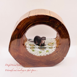 一つ限りの流木アート 川辺のコツメカワウソ ジオラマ 流木 フィギュア 置物 インテリア レジン カワウソ N12 2枚目の画像