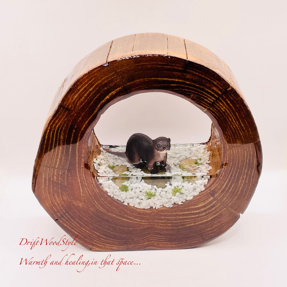 一つ限りの流木アート 川辺のコツメカワウソ ジオラマ 流木 フィギュア 置物 インテリア レジン カワウソ N12 2枚目の画像