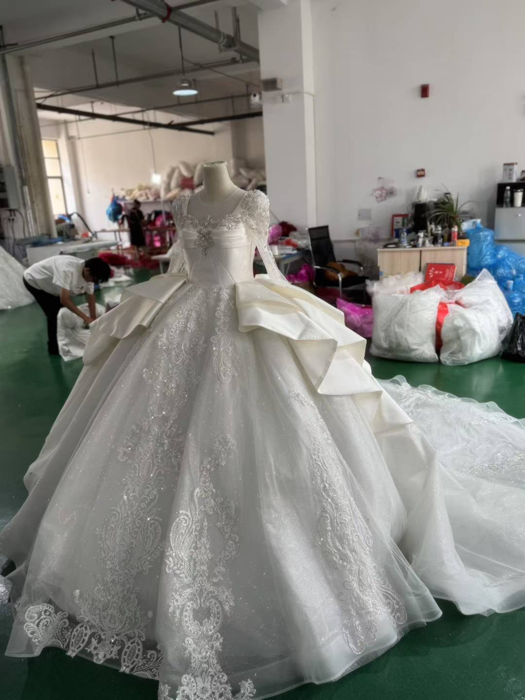 激安　長袖スクエアネック　魅惑のレース　ふんわりチュール　ラッフルスカート　ホワイト白　ロングトレーン　プリンセス結婚式