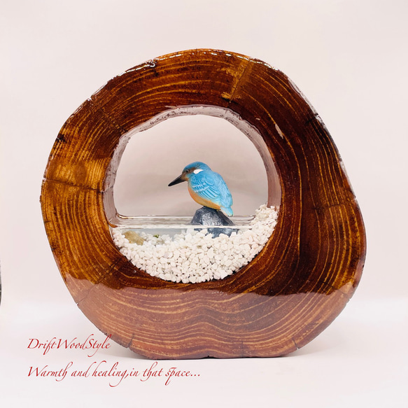 一つ限りの流木アート 水辺のカワセミ ジオラマ 流木 フィギュア 置物 動物 鳥 インテリア レジン 水辺 N40 5枚目の画像