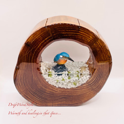 一つ限りの流木アート 水辺のカワセミ ジオラマ 流木 フィギュア 置物 動物 鳥 インテリア レジン 水辺 N40 2枚目の画像