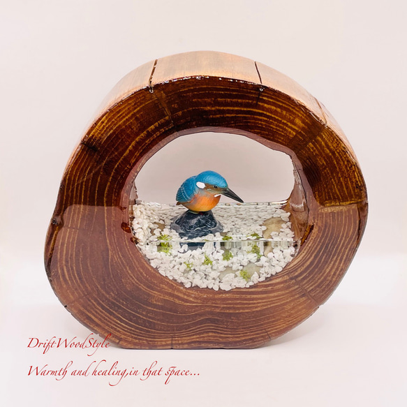 一つ限りの流木アート 水辺のカワセミ ジオラマ 流木 フィギュア 置物 動物 鳥 インテリア レジン 水辺 N40 2枚目の画像