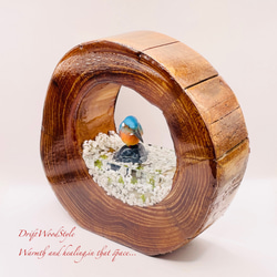 一つ限りの流木アート 水辺のカワセミ ジオラマ 流木 フィギュア 置物 動物 鳥 インテリア レジン 水辺 N40 4枚目の画像