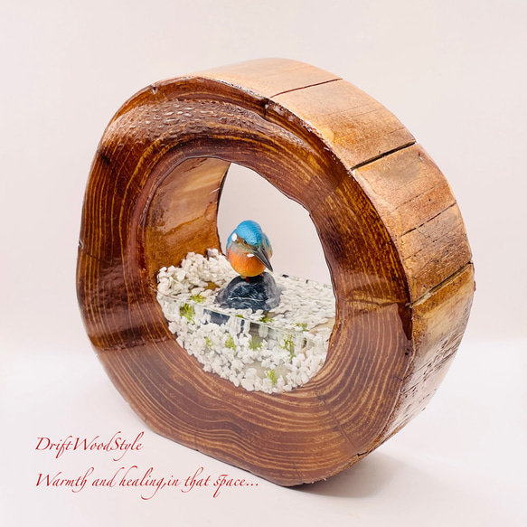 一つ限りの流木アート 水辺のカワセミ ジオラマ 流木 フィギュア 置物 動物 鳥 インテリア レジン 水辺 N40 4枚目の画像
