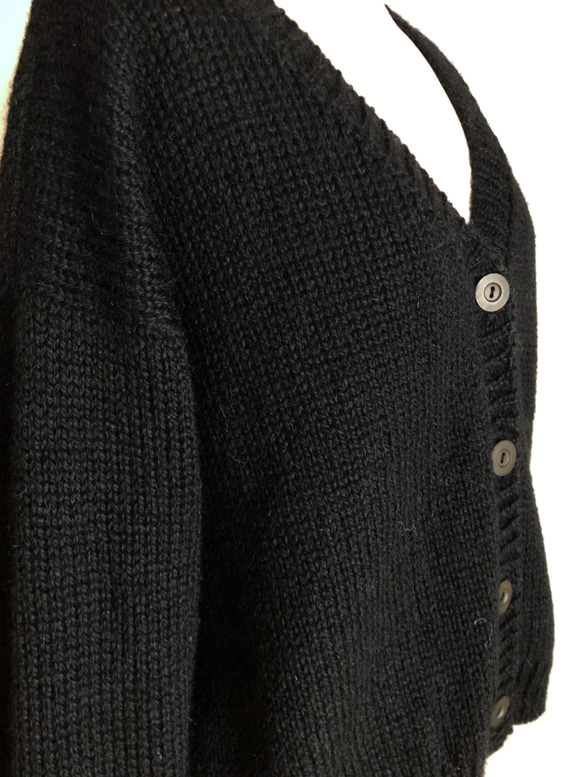 黒色の並太糸カーディガン　ウール１００％ 6枚目の画像
