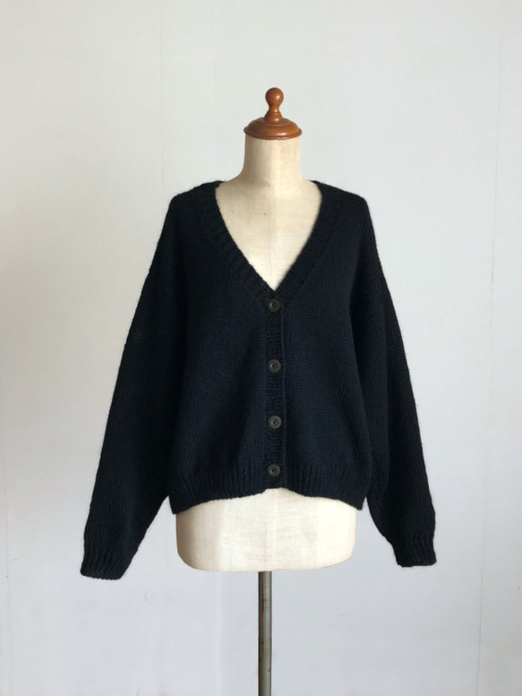 黒色の並太糸カーディガン　ウール１００％ 1枚目の画像